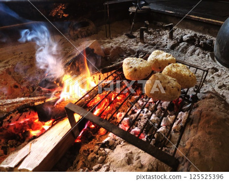 Hearth and grilled rice balls 125525396