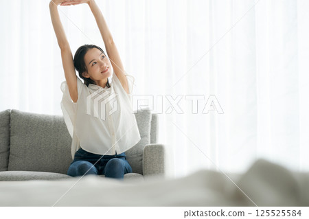 一個女人坐在沙發上和放鬆 125525584