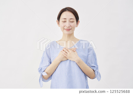 中年女性，如釋重負，白色背景 125525688