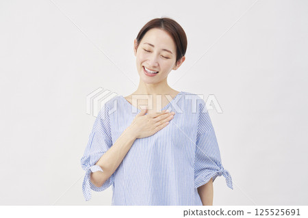 中年女性，如釋重負，白色背景 125525691