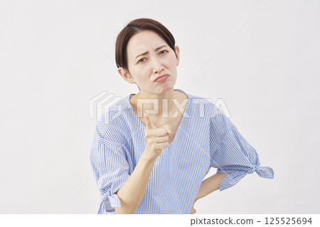 中年婦女責罵白色背景 125525694