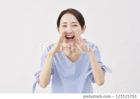 中年女性，說話，白色背景 125525703