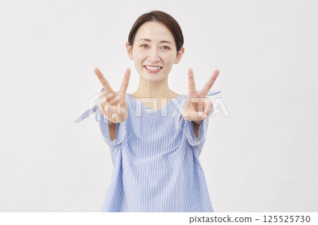 中年婦女雙手放在白色背景上的和平標誌 125525730