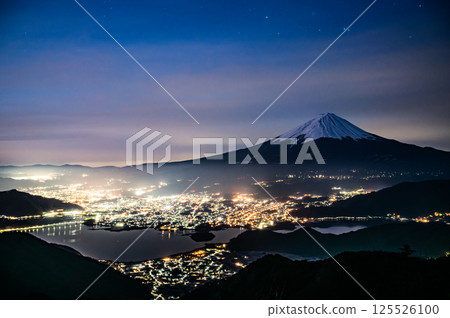 山梨縣新道峠的富士山、河口湖和夜景 125526100