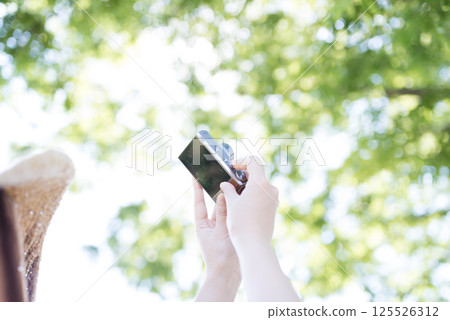 公園裡拿著相機的女人 125526312