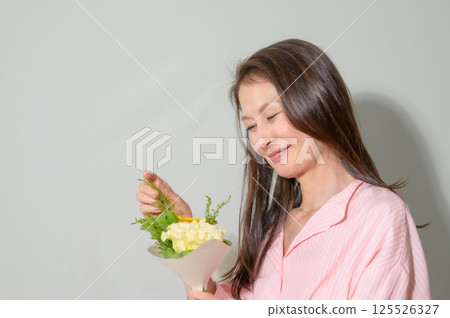 手捧鮮花的老年婦女 125526327