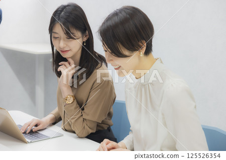 人們在會議室開會 人們在會議室開會 125526354