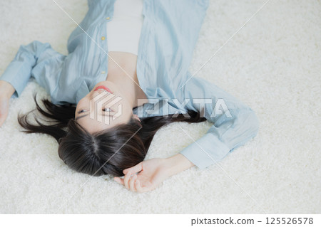 A lying young lady 125526578