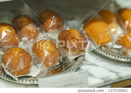 用塑膠包裝的金融家烘焙食品，在商店出售 125526661