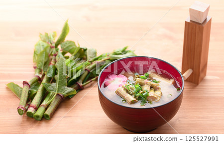 春季奢華:日本虎杖味噌湯 春季奢華:日本虎杖味噌湯 125527991