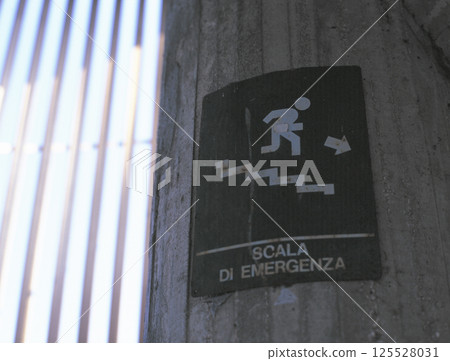 義大利羅馬郊區一棟建築緊急樓梯的疏散標誌象形圖 125528031
