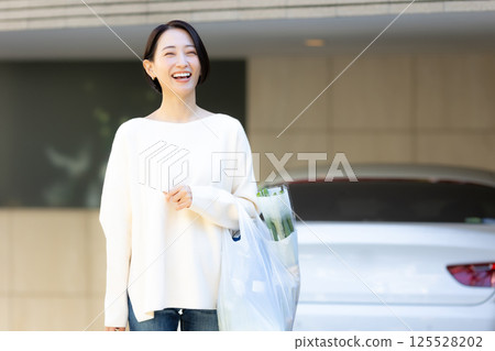 A woman shopping 125528202