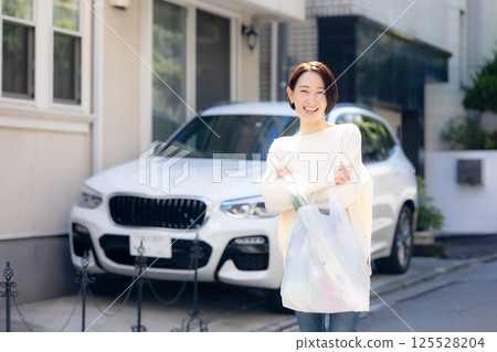 A woman shopping 125528204