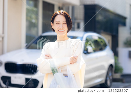 A woman shopping 125528207