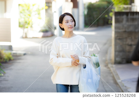 A woman shopping 125528208