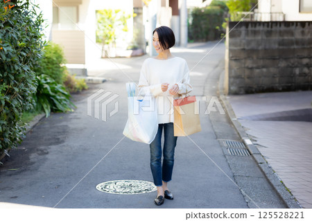 A woman shopping 125528221