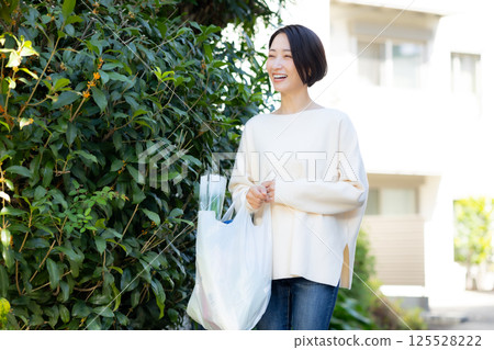 A woman shopping 125528222