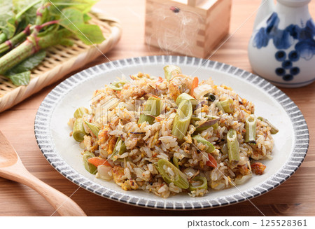 春季奢華:日本虎杖炒飯 春季奢華:日本虎杖炒飯 125528361