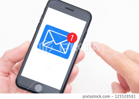 在智慧型手機上查看電子郵件 在智慧型手機上查看電子郵件 125528581