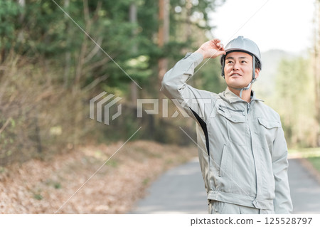 Forestry / Environmental protection / Men in work clothes at construction sites Forestry / Environmental protection / Men in work clothes at construction sites 125528797