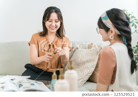 A woman and a hairdresser/stylist who buy products at a beauty salon/hair salon A woman and a hairdresser/stylist who buy products at a beauty salon/hair salon 125529521