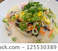 蔬菜豐富的雜燴面 125530389