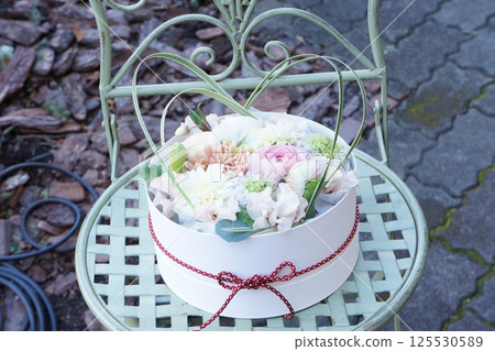 Modern Japanese New Year's flower arrangement 125530589