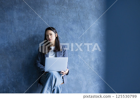 Business woman with a laptop Business woman with a laptop 125530799