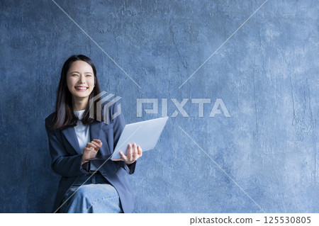 有膝上型計算機的女商人 125530805