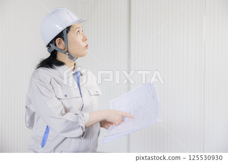 穿著工作服的中年婦女 穿著工作服的中年婦女 125530930