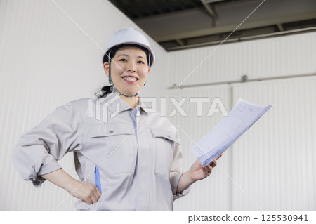 穿著工作服的中年婦女 125530941
