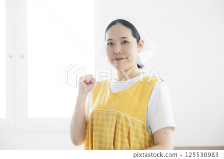 圍裙和吊帶的女人 125530983