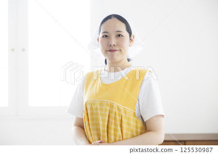 圍裙和吊帶的女人 125530987