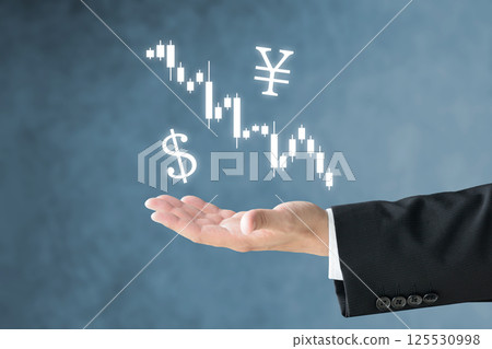 商人的手舉著日圓兌美元的匯率圖表 125530998