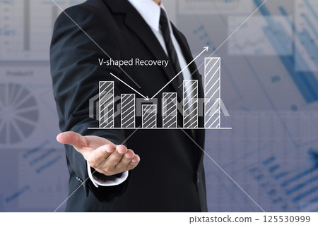 一位商人舉著顯示經濟呈 V 型復甦的長條圖 125530999