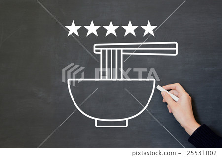 一名男子在黑板上手繪了五星評價和一張拉麵圖片 125531002