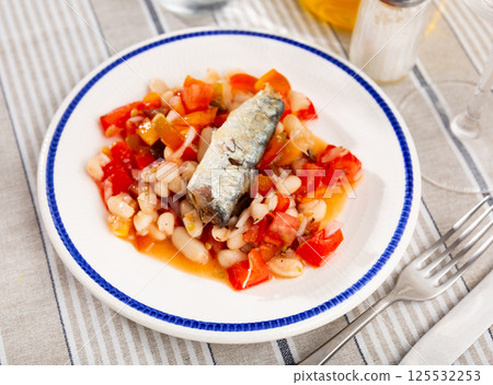 Salad with sardines, beans and pim tom Salad with sardines, beans and pim tom 125532253