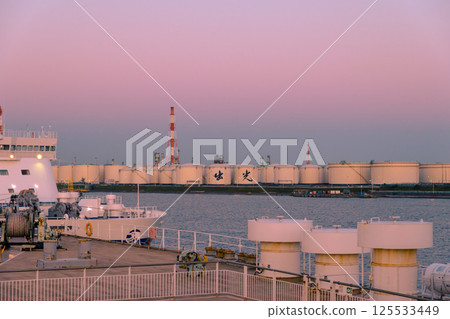 [Sunflower Sapporo: Petrochemical complex and Pacific ferry before departure from Tomakomai Ferry Terminal] 125533449