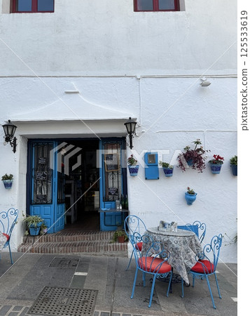 西班牙米哈斯白色村莊的街道 125533619