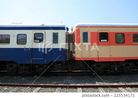 Hitachinaka Seaside Railway / Kiha 222 and Kiha 2000 preserved coupled at Ajigaura Station (Hitachinaka City, Ibaraki Prefecture, Japan) 125534171