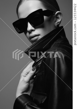 fashion black and white portrait of Beautiful young woman in sunglasses fashion black and white portrait of Beautiful young woman in sunglasses 125534422