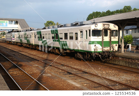 一列特快列車在黃昏時分停靠在車站 125534536