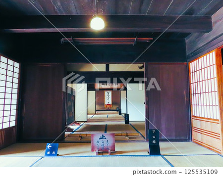 兵庫縣龍野市揖保川町新在池町的江戶時代後期古民居、村長住宅、富農住宅、重要文化財產長富家住宅內部 125535109
