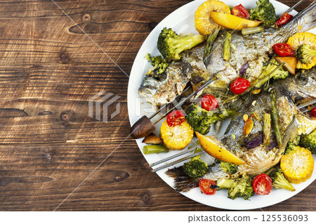Roasted dorada fish with vegetables. 125536093