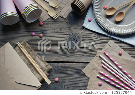 Natural Brown Eco Tableware Set on Vintage Wooden Background. Recyclable and Compostable Forks, Spoons, Paper Straws, and Cups for Environmentally Friendly Dining and Takeaway Use 125537944