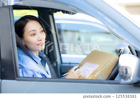 Woman, work clothes, delivery 125538381