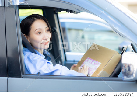 Woman, work clothes, delivery 125538384