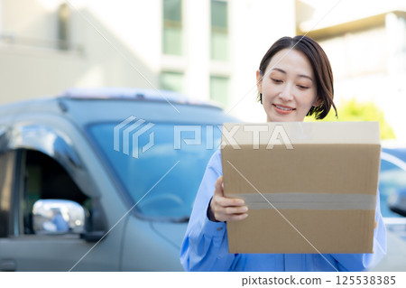 女人,工作服,送貨 女人,工作服,送貨 125538385