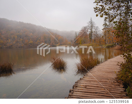 Plitvice Lakes in Croatia during autumn 125539916