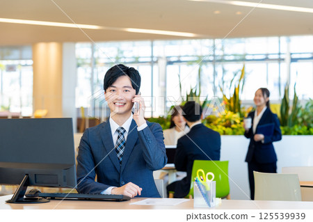 在辦公室工作的年輕商人。照片由東京電子專門學校電波學園提供。 125539939